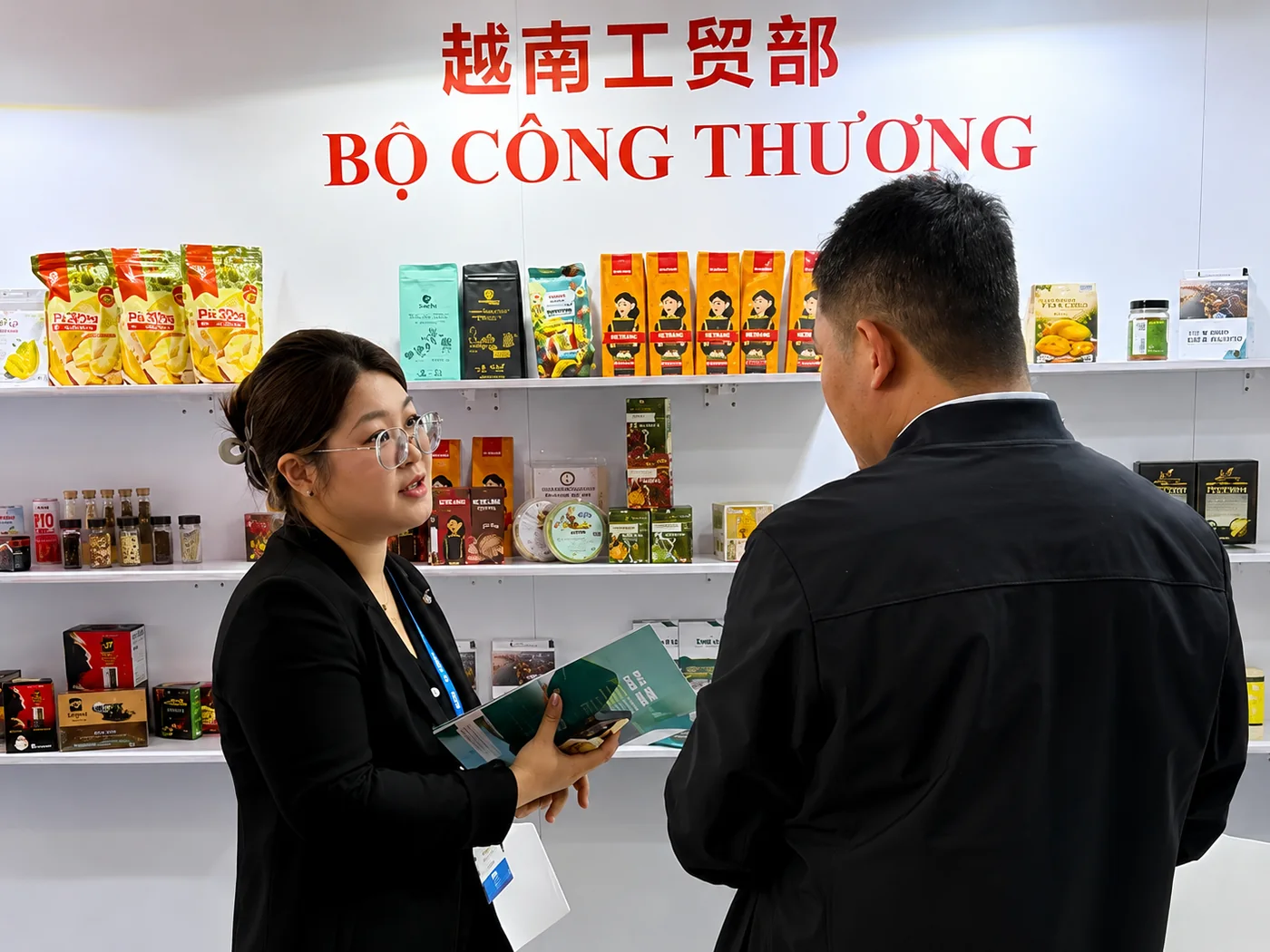 Trao đổi tại gian hàng Bộ Công Thương Việt Nam